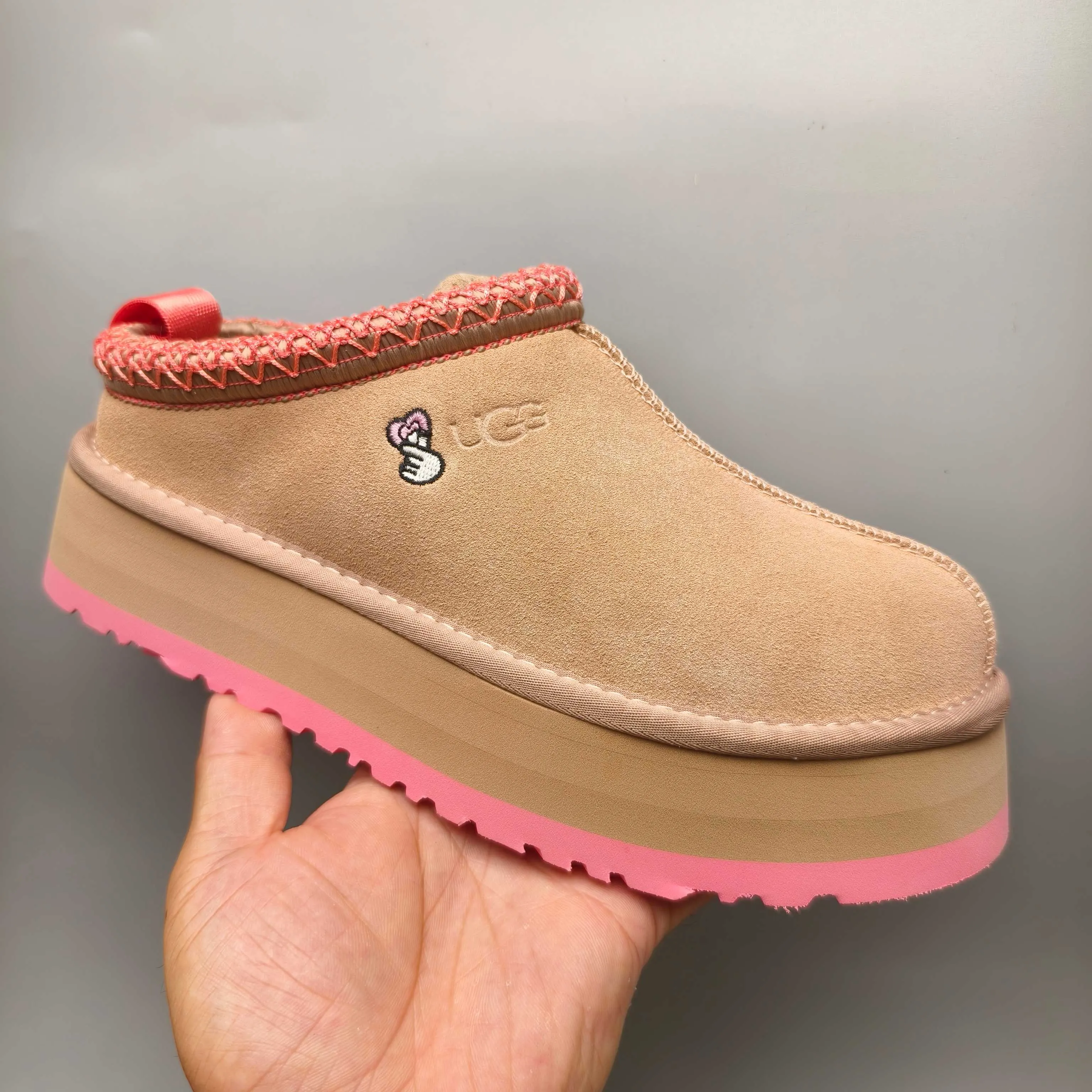 💰480 UGG sheepskin all-in-one snow boots 2130 co-branded trendy thick-soled slip-on women's snow boots🐾~ 🍭 A co-branded trendy item launched with well-known designer brands Feng Chen Wang and TELFAR. Zhou Dongyu & Wang Jiaer’s same style Fang Kete boots. The slip-on design makes it easy to put on and take off, and can be used indoors or outdoors. The exotic hemming design is eye-catching, and it is definitely worth buying~ 🍭Material: cowhide➕sheep fur Outsole: rubber (Light Wing Technology) 🍭Color: rose pink 🍭Number of yards: 35-41